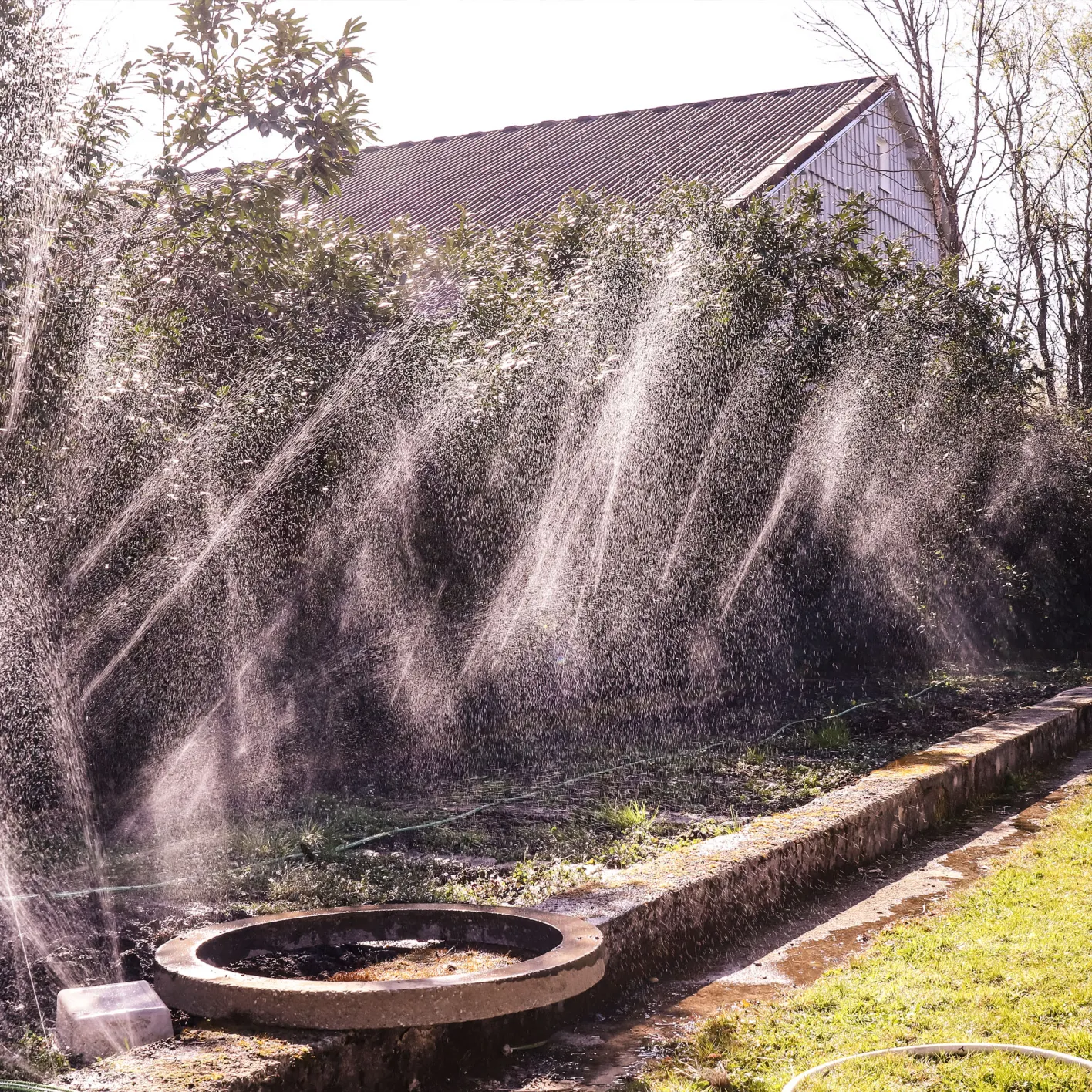 GRÜNTEK Schlauch-Regner, Sprühschlauch, Rasensprenger Gartenschlauch 7,5 m, Beregnungsfläche 4-5 m², Länge flexibel erweiterbar, Bewässerungsschlauch/Sprühregner mit Verbindungsstück aus Messing