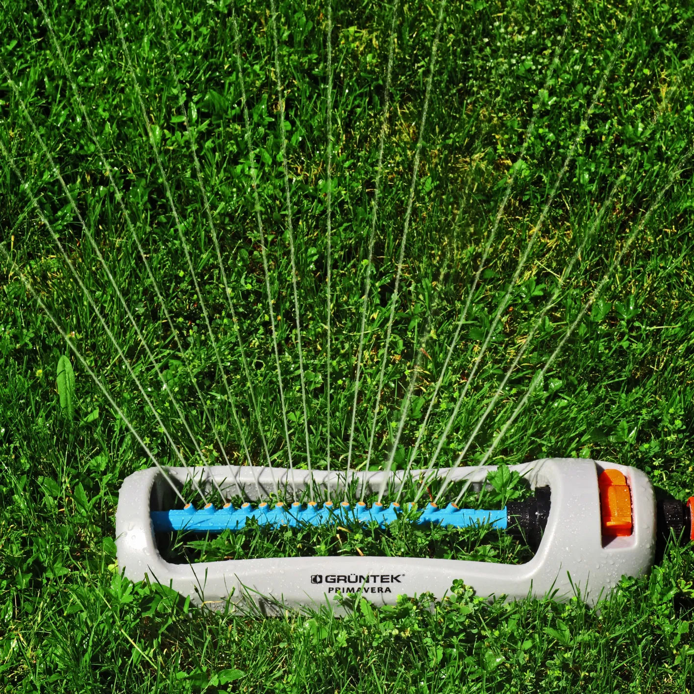 GRÜNTEK Oszillationssprenger Primavera Rasensprenger für mittelgroße Rasenflächen mit Turbo-Motor und mit Variabler Breite