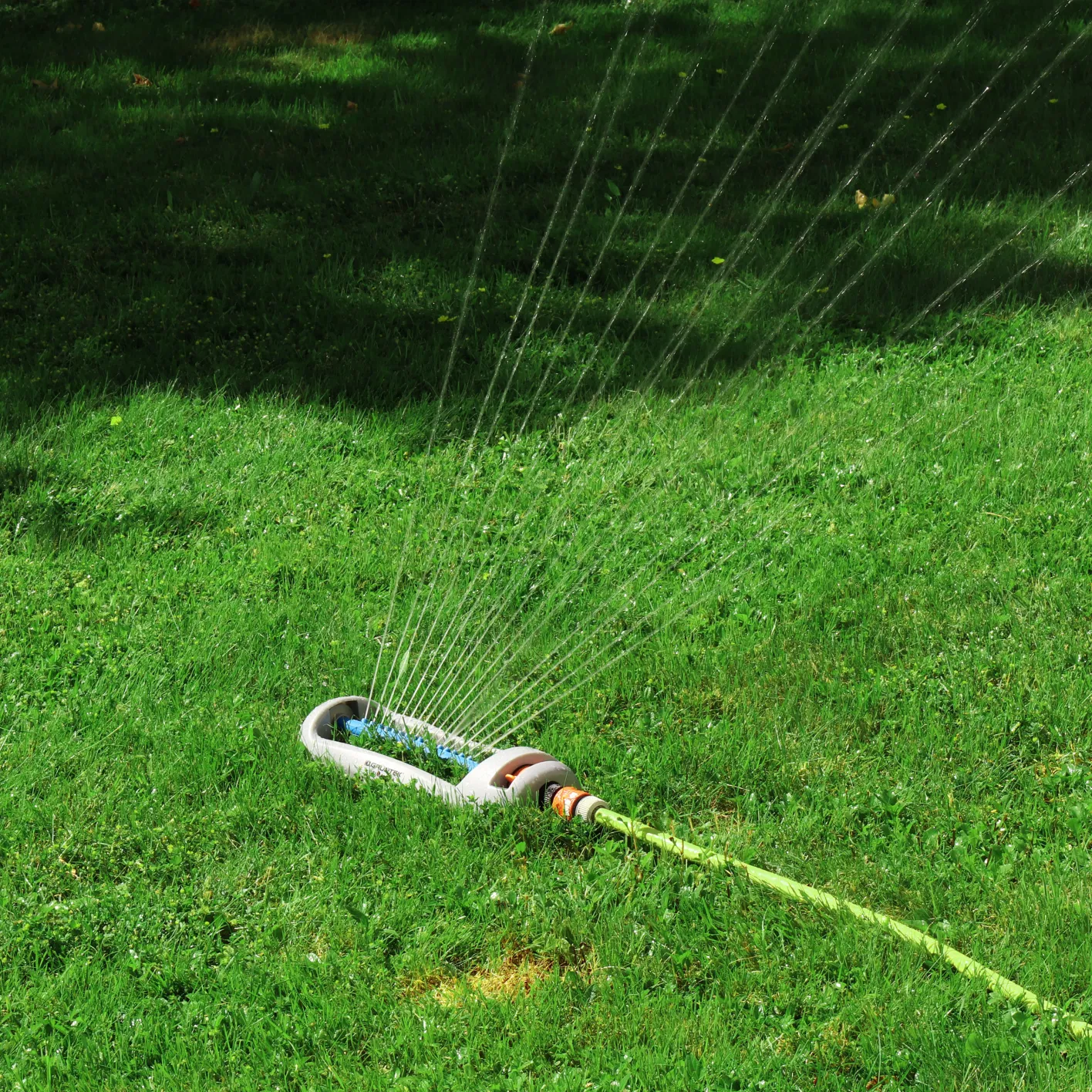 GRÜNTEK Oszillationssprenger Primavera Rasensprenger für mittelgroße Rasenflächen mit Turbo-Motor und mit Variabler Breite