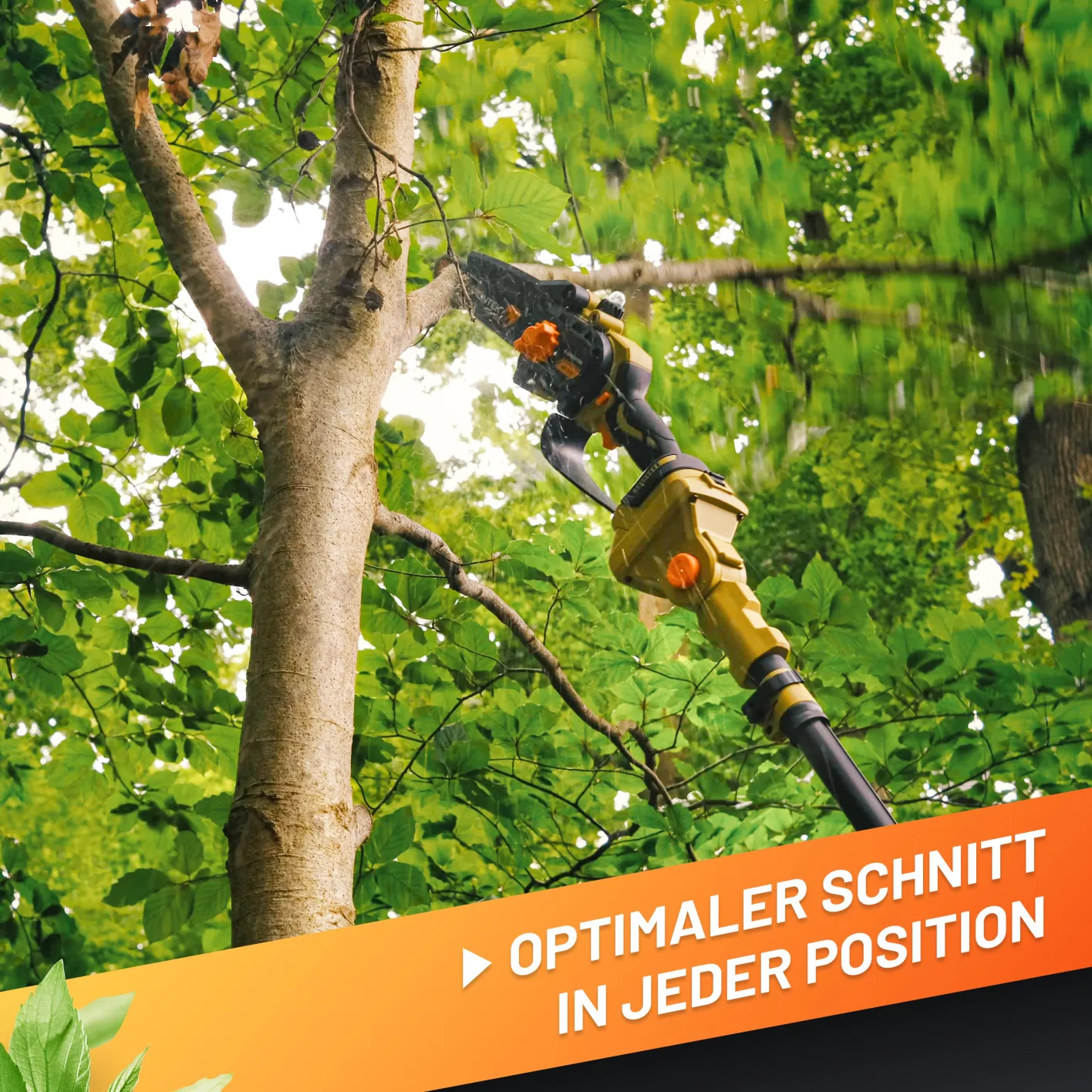 GRÜNTEK Teleskop-Verlängerung, Arbeitsbild mit montierter GRÜNTEK Akku-Kettensäge auf der Verlängerung beim Sägen eines Astes