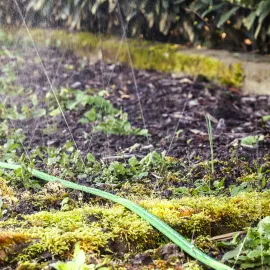 GRÜNTEK Schlauch-Regner, Sprühschlauch, Rasensprenger Gartenschlauch 15 m, Beregnungsfläche 4-5 m², Länge flexibel erweiterbar, Bewässerungsschlauch/Sprühregner mit Verbindungsstück aus Messing