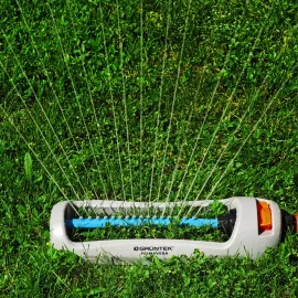 GRÜNTEK Oszillationssprenger Primavera Rasensprenger für mittelgroße Rasenflächen mit Turbo-Motor und mit Variabler Breite