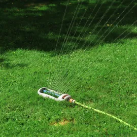 GRÜNTEK Oszillationssprenger Primavera Rasensprenger für mittelgroße Rasenflächen mit Turbo-Motor und mit Variabler Breite